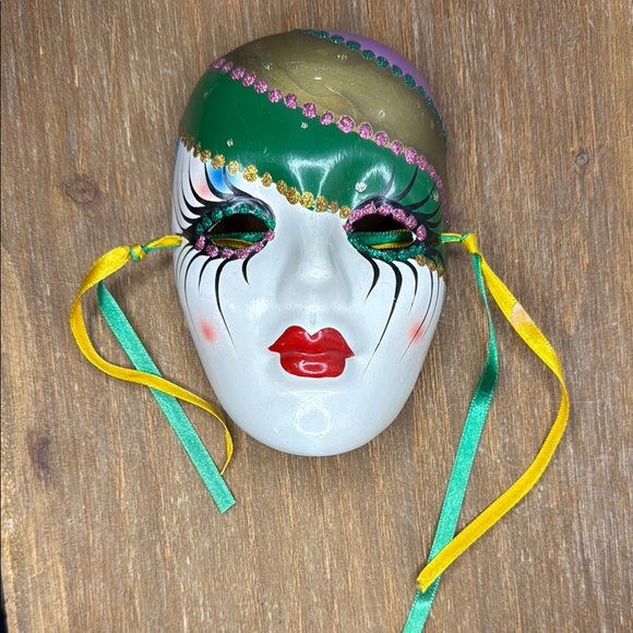 Ceramic Mask Mardi Gras Theme 5.35” x 4” - Picture 1 of 8